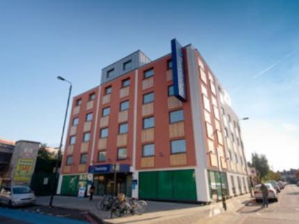 Hotels Near The Gallery On Corner Tooting Bec In London Travelodge London Balham Near